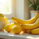 Bananes jaunes sur le comptoir avec un bol de citrons
