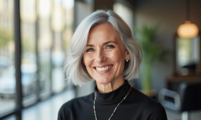 Femme élégante souriante avec coupe silver bob dans un salon