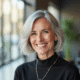 Femme élégante souriante avec coupe silver bob dans un salon