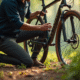 Personne réparant un vélo en forêt au soleil